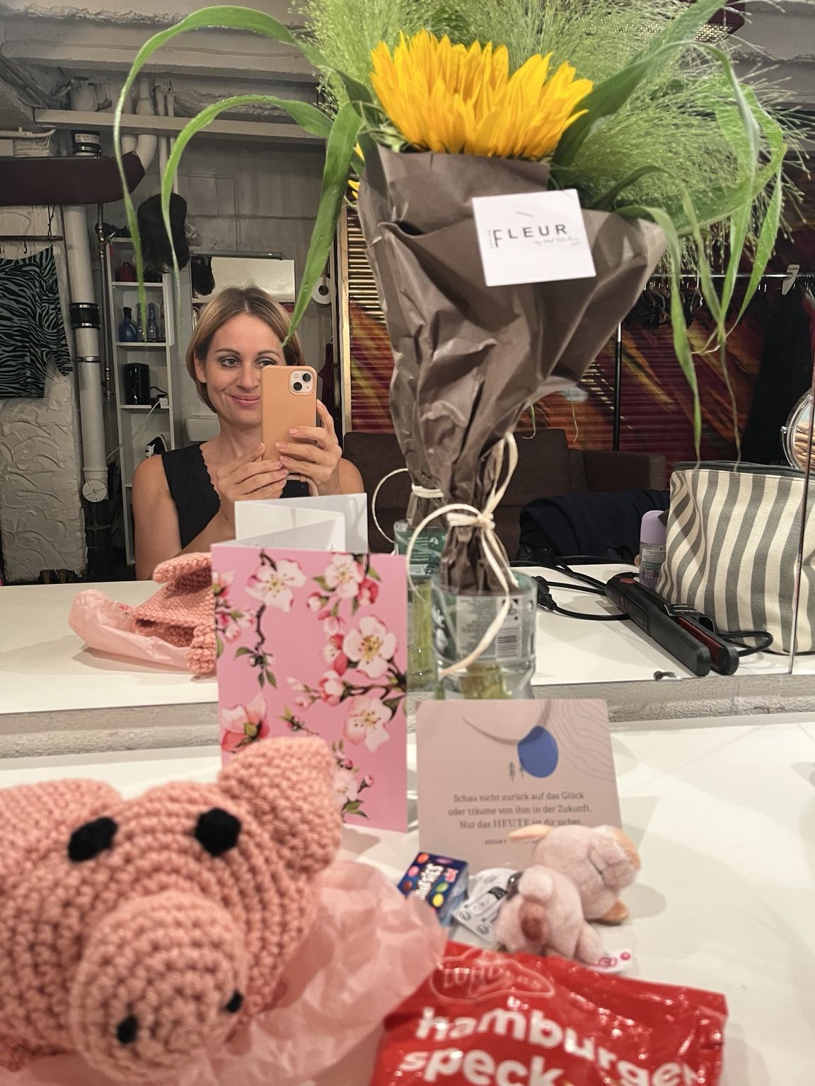 Blumen und Geschenke nach der Premiere