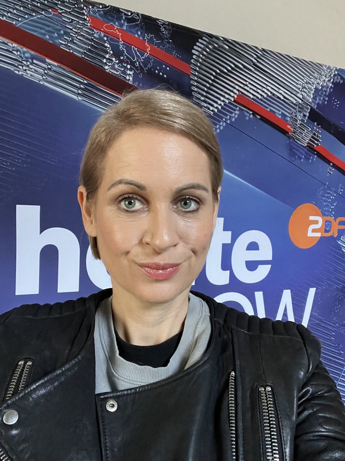 Nadine Kugler am Set der ZDF heute show, als Double von Manuela Schwesig