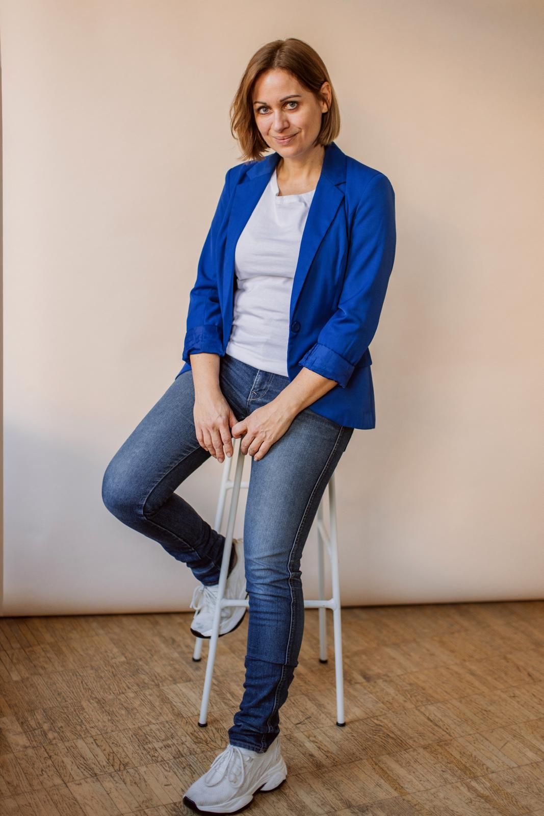 Sitzend im blauen Blazer