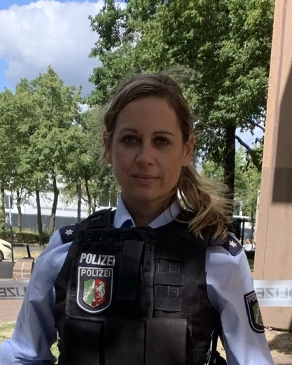 Nadine Kugler als Polizistin