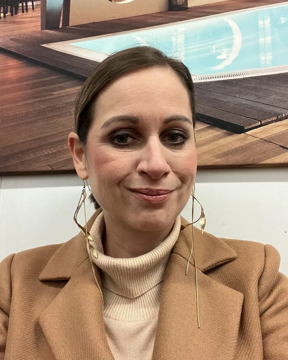 Nadine Kugler als Reiche Frau